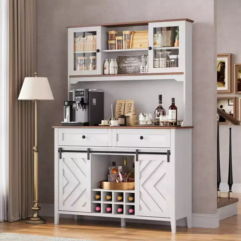 72 Armadietto da Bar da Fattoria con Porta Scorrevole a Fienile, Grande Credenza da Cucina con Alzata, Stazione di Ricarica, 2 Cassetti e 8 Ripiani Contenitori Caffè