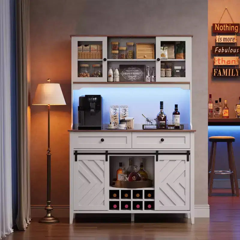72 Armadietto da Bar da Fattoria con Porta Scorrevole a Fienile, Grande Credenza da Cucina con Alzata, Stazione di Ricarica, 2 Cassetti e 8 Ripiani Contenitori Caffè