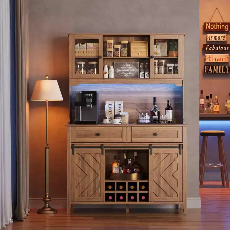 72 Armadietto da Bar da Fattoria con Porta Scorrevole a Fienile, Grande Credenza da Cucina con Alzata, Stazione di Ricarica, 2 Cassetti e 8 Ripiani Contenitori Caffè