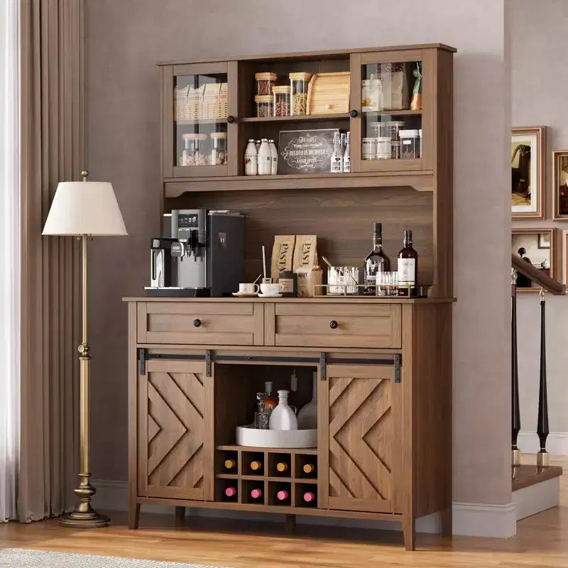 72 Armadietto da Bar da Fattoria con Porta Scorrevole a Fienile, Grande Credenza da Cucina con Alzata, Stazione di Ricarica, 2 Cassetti e 8 Ripiani Contenitori Caffè