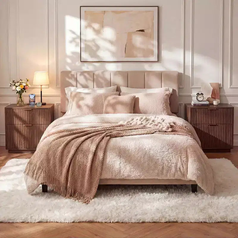 Comodino scanalato con stazione di ricarica, Comodino a 2 cassetti Mid-Century da 23 pollici, Tavolino moderno curvo per camera da letto e soggiorno