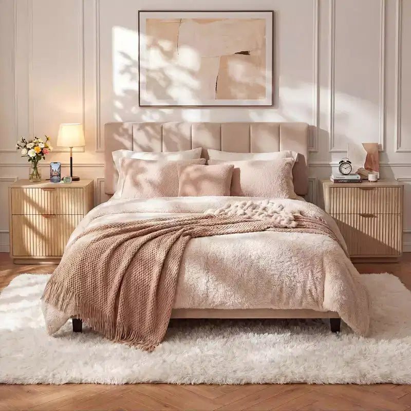 Comodino scanalato con stazione di ricarica, Comodino a 2 cassetti Mid-Century da 23 pollici, Tavolino moderno curvo per camera da letto e soggiorno