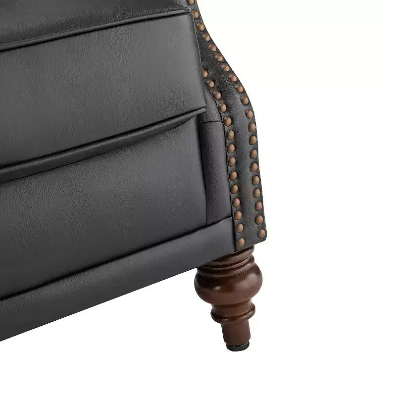 Poltrona a pozzetto Amanda 33, ampia, in vera pelle con gambe coniche in legno massiccio e bordo con borchie | ART OF LIVING DESIGNS