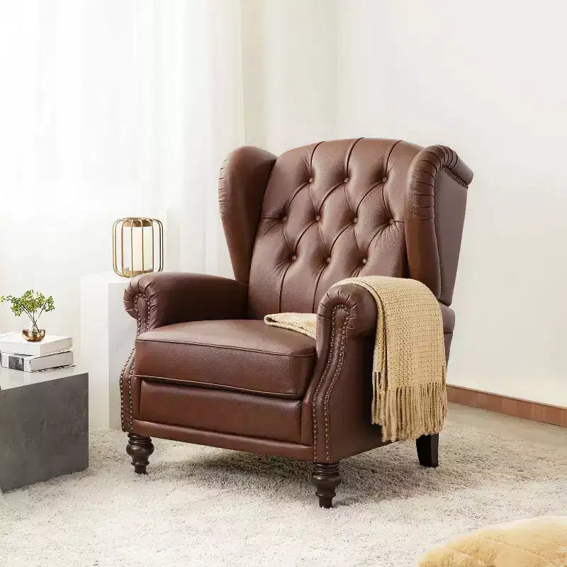Poltrona a pozzetto Amanda 33, ampia, in vera pelle con gambe coniche in legno massiccio e bordo con borchie | ART OF LIVING DESIGNS