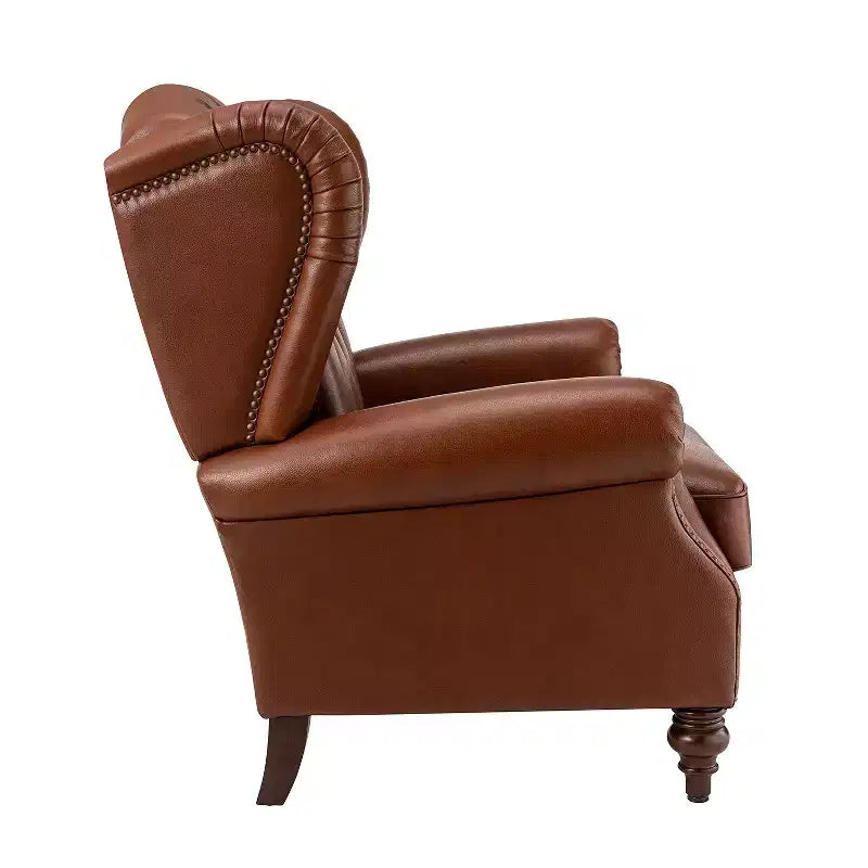 Poltrona a pozzetto Amanda 33, ampia, in vera pelle con gambe coniche in legno massiccio e bordo con borchie | ART OF LIVING DESIGNS