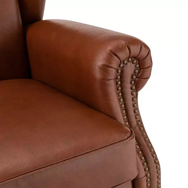 Poltrona a pozzetto Amanda 33, ampia, in vera pelle con gambe coniche in legno massiccio e bordo con borchie | ART OF LIVING DESIGNS