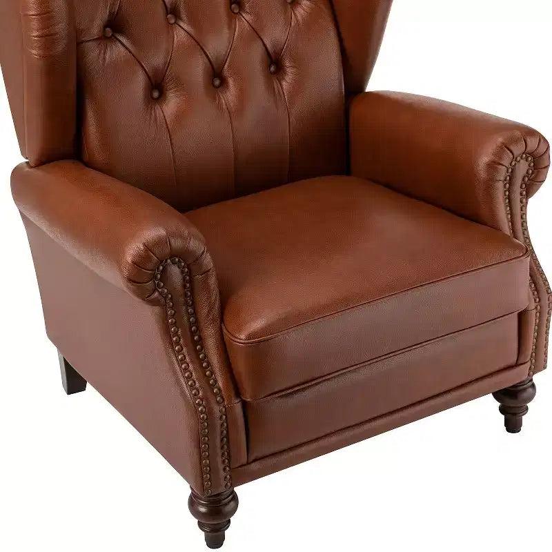 Poltrona a pozzetto Amanda 33, ampia, in vera pelle con gambe coniche in legno massiccio e bordo con borchie | ART OF LIVING DESIGNS