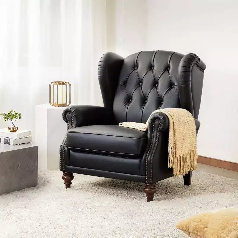 Poltrona a pozzetto Amanda 33, ampia, in vera pelle con gambe coniche in legno massiccio e bordo con borchie | ART OF LIVING DESIGNS