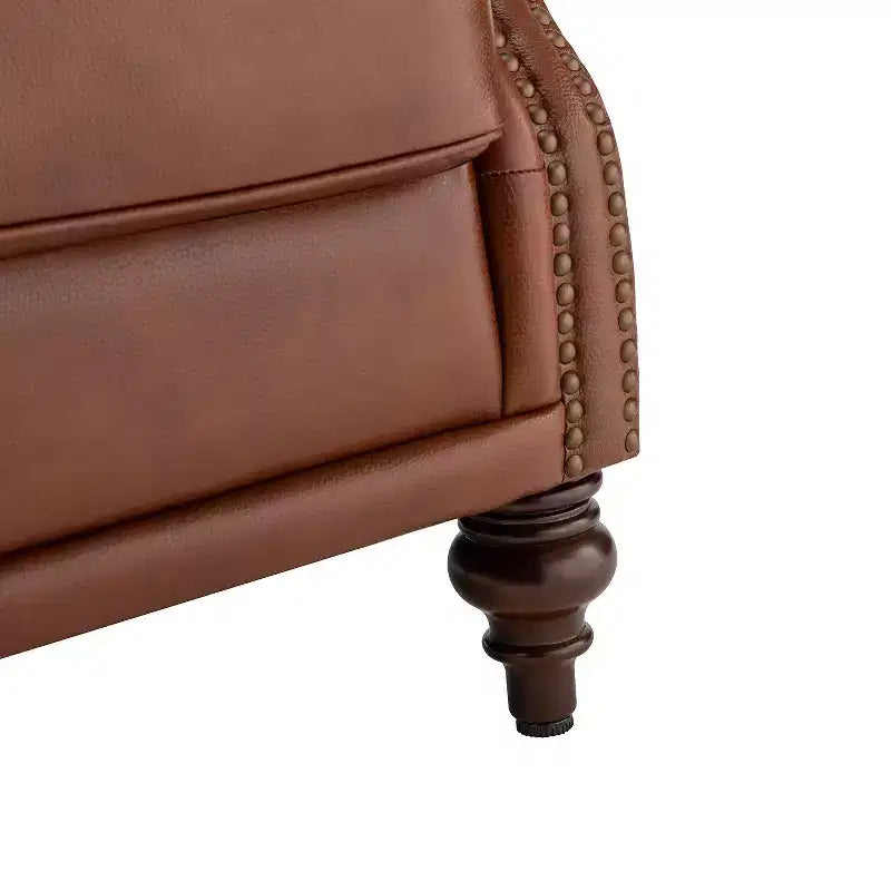 Poltrona a pozzetto Amanda 33, ampia, in vera pelle con gambe coniche in legno massiccio e bordo con borchie | ART OF LIVING DESIGNS