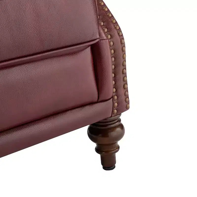 Poltrona a pozzetto Amanda 33, ampia, in vera pelle con gambe coniche in legno massiccio e bordo con borchie | ART OF LIVING DESIGNS