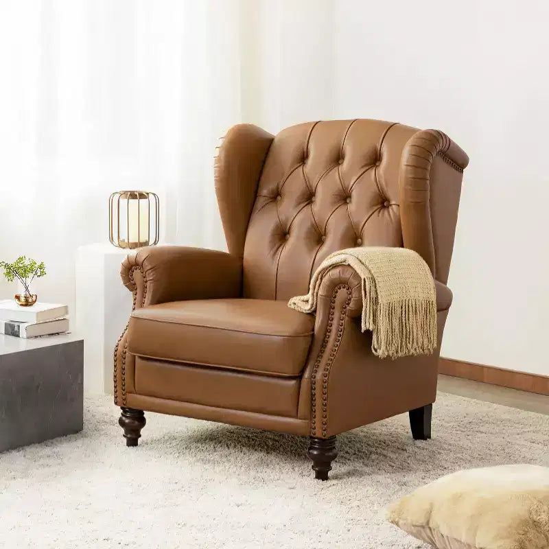 Poltrona a pozzetto Amanda 33, ampia, in vera pelle con gambe coniche in legno massiccio e bordo con borchie | ART OF LIVING DESIGNS