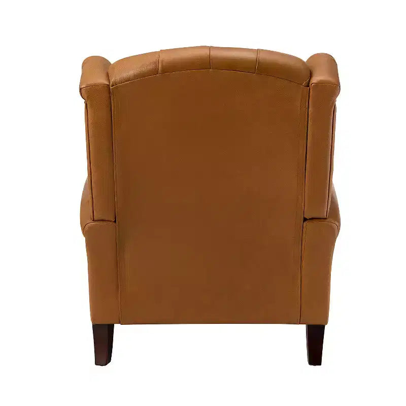 Poltrona a pozzetto Amanda 33, ampia, in vera pelle con gambe coniche in legno massiccio e bordo con borchie | ART OF LIVING DESIGNS