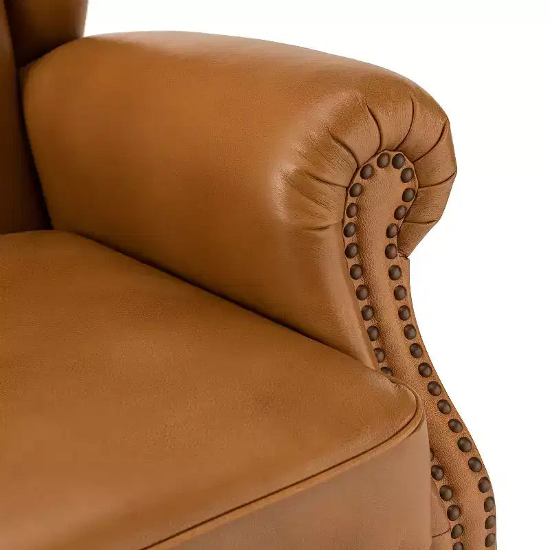 Poltrona a pozzetto Amanda 33, ampia, in vera pelle con gambe coniche in legno massiccio e bordo con borchie | ART OF LIVING DESIGNS