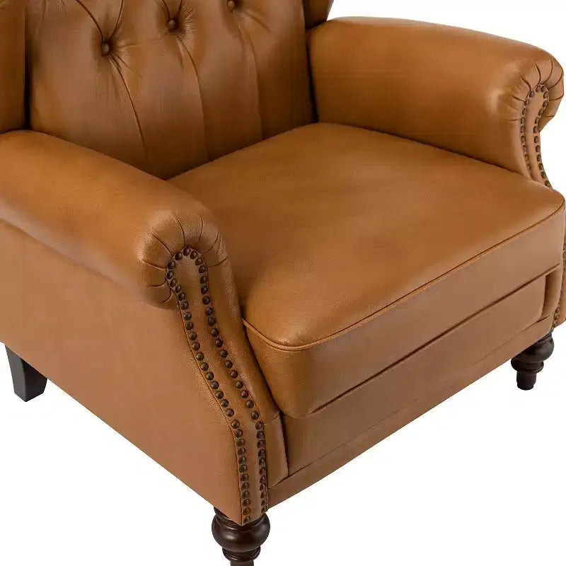 Poltrona a pozzetto Amanda 33, ampia, in vera pelle con gambe coniche in legno massiccio e bordo con borchie | ART OF LIVING DESIGNS
