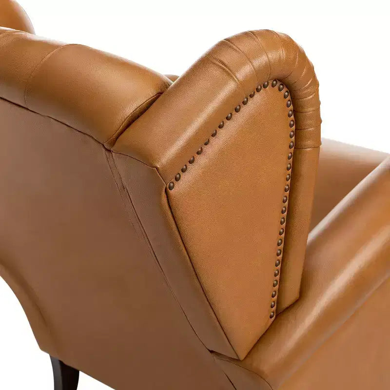 Poltrona a pozzetto Amanda 33, ampia, in vera pelle con gambe coniche in legno massiccio e bordo con borchie | ART OF LIVING DESIGNS