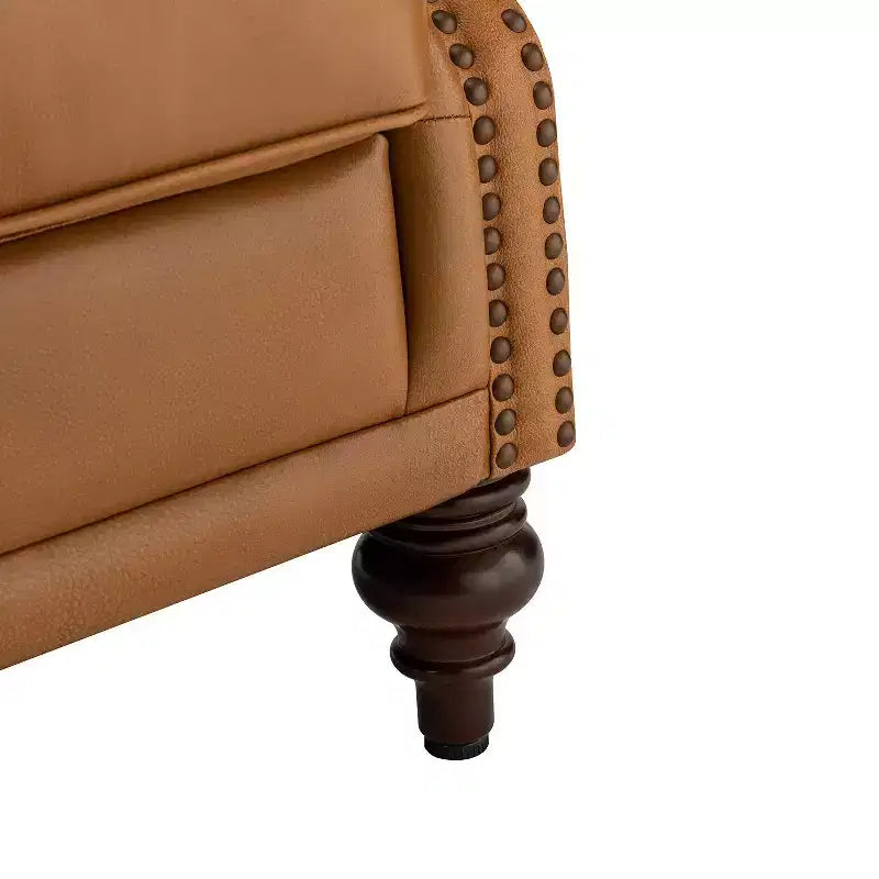 Poltrona a pozzetto Amanda 33, ampia, in vera pelle con gambe coniche in legno massiccio e bordo con borchie | ART OF LIVING DESIGNS