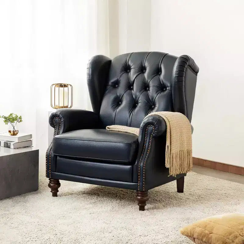 Poltrona a pozzetto Amanda 33, ampia, in vera pelle con gambe coniche in legno massiccio e bordo con borchie | ART OF LIVING DESIGNS