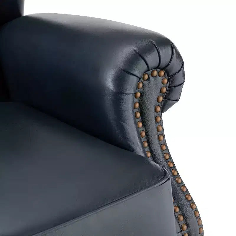 Poltrona a pozzetto Amanda 33, ampia, in vera pelle con gambe coniche in legno massiccio e bordo con borchie | ART OF LIVING DESIGNS