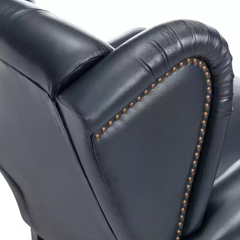 Poltrona a pozzetto Amanda 33, ampia, in vera pelle con gambe coniche in legno massiccio e bordo con borchie | ART OF LIVING DESIGNS