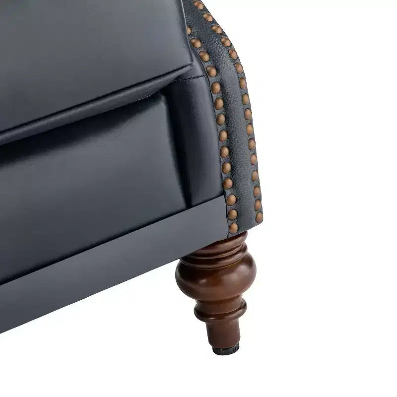 Poltrona a pozzetto Amanda 33, ampia, in vera pelle con gambe coniche in legno massiccio e bordo con borchie | ART OF LIVING DESIGNS