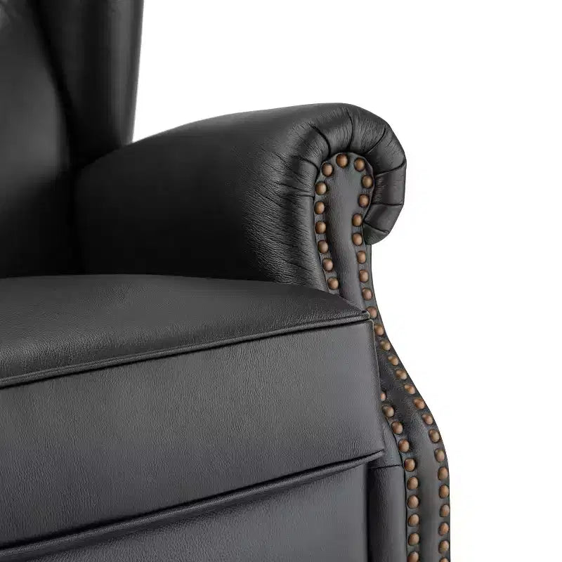 Poltrona a pozzetto Amanda 33, ampia, in vera pelle con gambe coniche in legno massiccio e bordo con borchie | ART OF LIVING DESIGNS